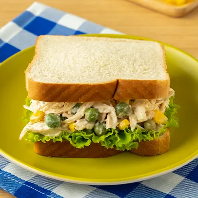 Sándwich de pollo y vegetales Sándwich de pollo y vegetales